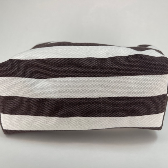 🐠Henri Bendel New York chocolate and white stripe cosmetic case - Picture 5 of 11